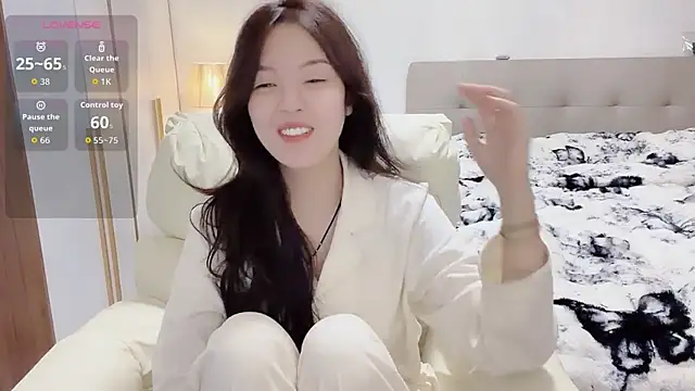 Snapshot of T-LL77- chatting on 02/10/26, 06:23 T-LL77- online show from 02/10/26, 06:23