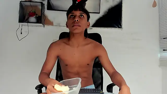 tyler twink boy online show from 11/28/25, 12:41