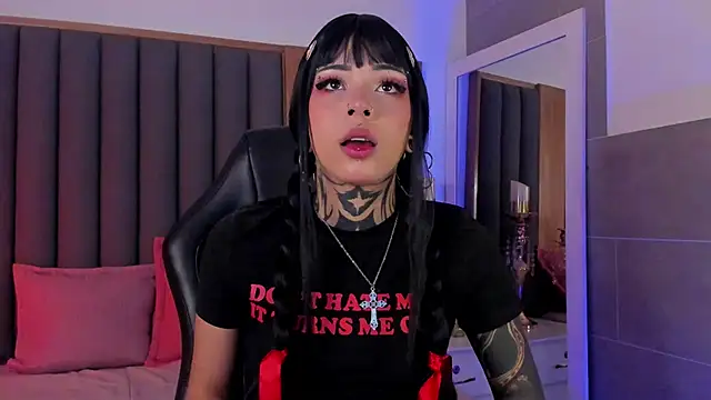 Snapshot of misstomie_ chatting on 10/22/25, 02:50 misstomie online show from 10/22/25, 02:50