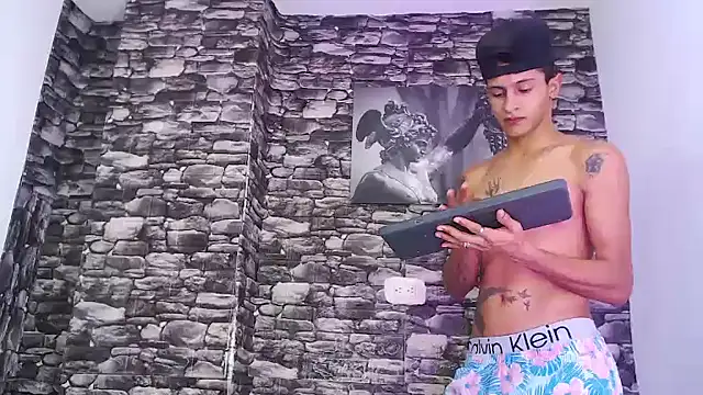 gustavo saaled19  online show from 10/21/25, 10:43