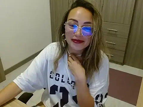 Snapshot of fox_renata chatting on 10/24/25, 02:19 fox renata online show from 10/24/25, 02:19