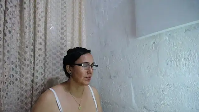 Snapshot of gabbyparker_ chatting on 10/17/25, 09:50 gabbyparker online show from 10/17/25, 09:50