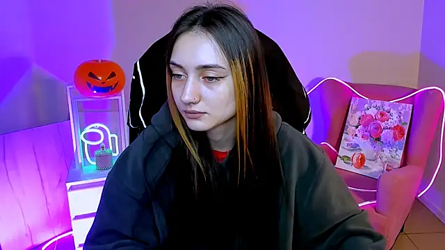 Snapshot of olivianorton chatting on 10/24/25, 01:18 olivianorton online show from 10/24/25, 01:18