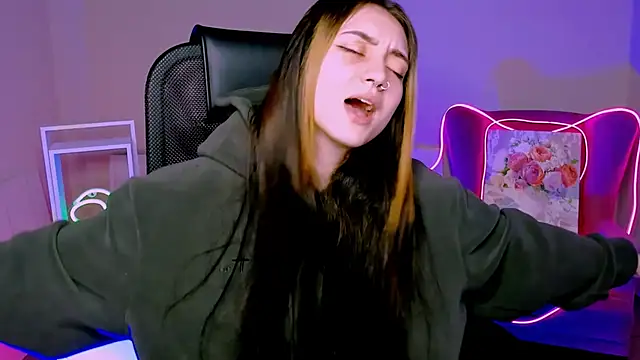 Snapshot of olivianorton chatting on 11/01/25, 01:02 olivianorton online show from 11/01/25, 01:02