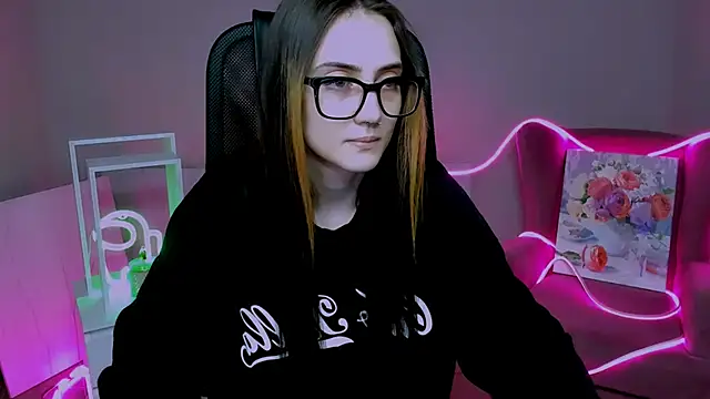 Snapshot of olivianorton chatting on 11/25/25, 03:12 olivianorton online show from 11/25/25, 03:12