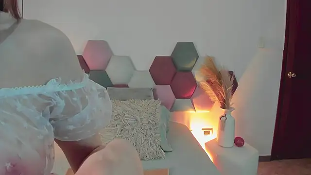 SamantaVee online show from 11/11/25, 11:43