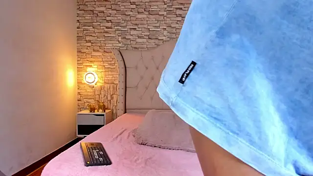 Lucia-Horny24 online show from 10/22/25, 07:57