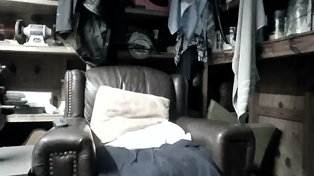 Snapshot of bmnn2244 chatting on 10/21/25, 04:46 bmnn2244 online show from 10/21/25, 04:46