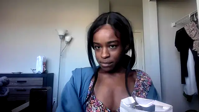 Snapshot of Marlowlovee chatting on 10/13/25, 05:24 Marlowlovee online show from 10/13/25, 05:24