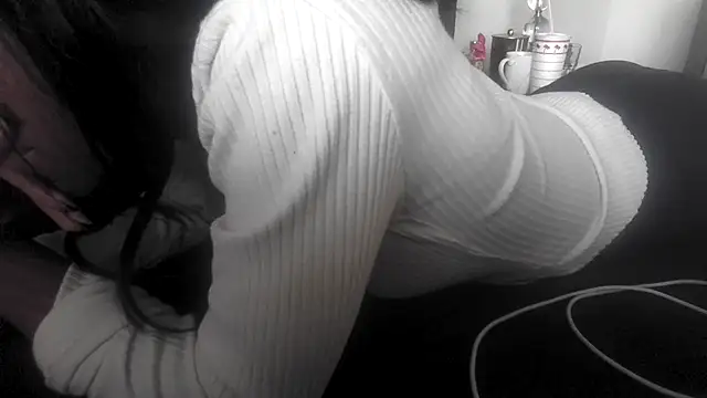 Snapshot of Marlowlovee chatting on 10/29/25, 12:46 Marlowlovee online show from 10/29/25, 12:46