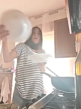 Snapshot of DaisyDea chatting on 10/28/25, 12:41 DaisyDea online show from 10/28/25, 12:41