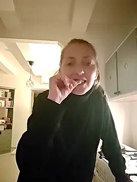 Snapshot of DaisyDea chatting on 11/16/25, 07:08 DaisyDea online show from 11/16/25, 07:08