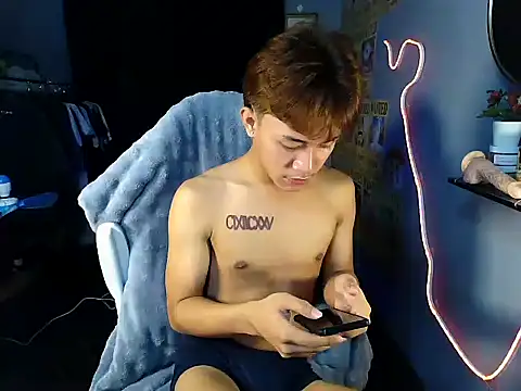 naughtyboyloy 0 online show from 06/17/26, 11:05