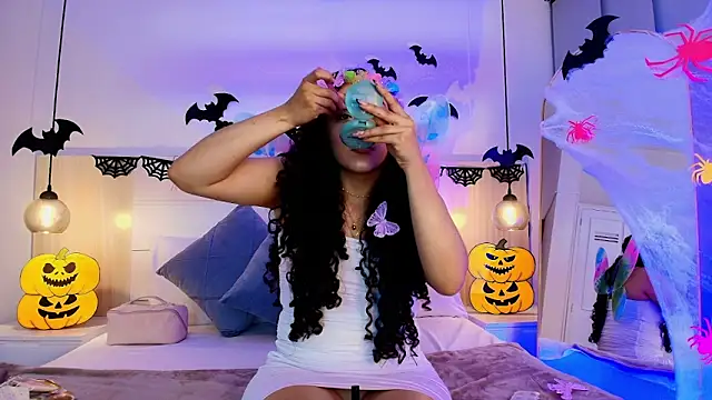 Snapshot of alehia_cute chatting on 10/31/25, 08:43 alehia cute online show from 10/31/25, 08:43