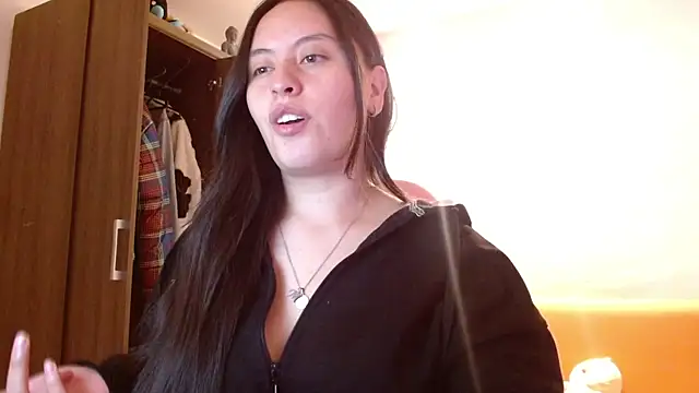 madissooon   online show from 11/14/25, 04:00