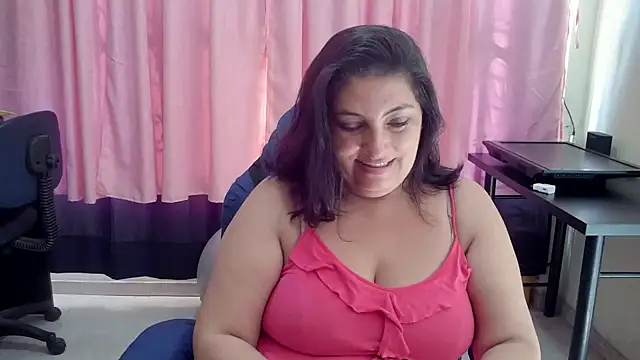 Snapshot of lina_maria99 chatting on 02/26/26, 01:43 lina maria99 online show from 02/26/26, 01:43