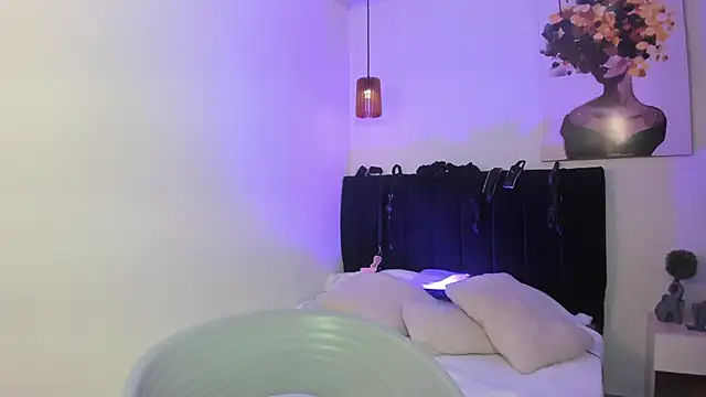 elisabethflores online show from 10/30/25, 01:56