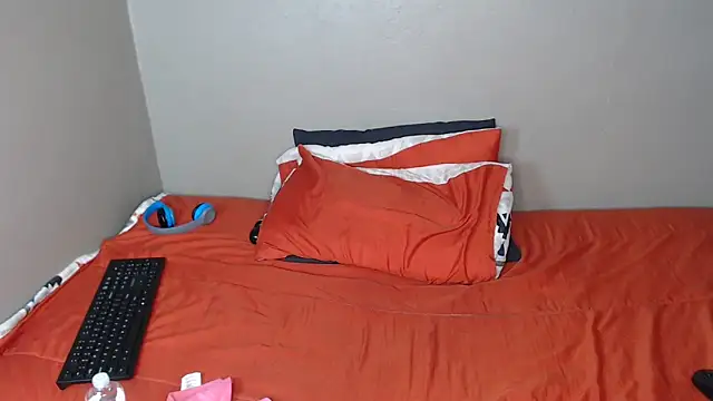 Snapshot of Lunalee chatting on 11/30/25, 10:36 Lunalee online show from 11/30/25, 10:36