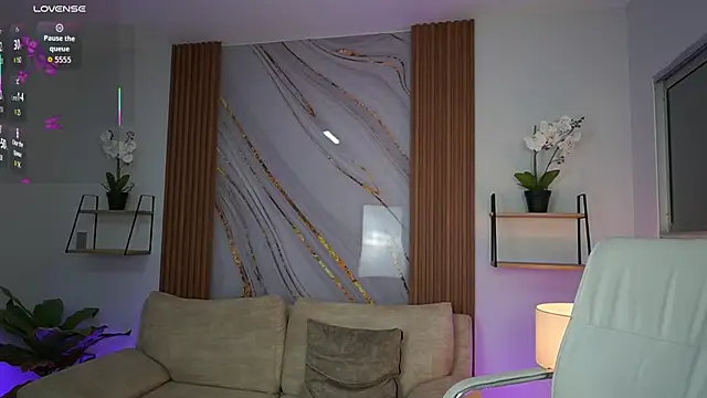 Snapshot of MilaCrave chatting on 10/13/25, 11:32 MilaCrave online show from 10/13/25, 11:32