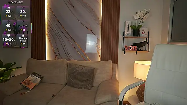 Snapshot of MilaCrave chatting on 10/15/25, 12:16 MilaCrave online show from 10/15/25, 12:16