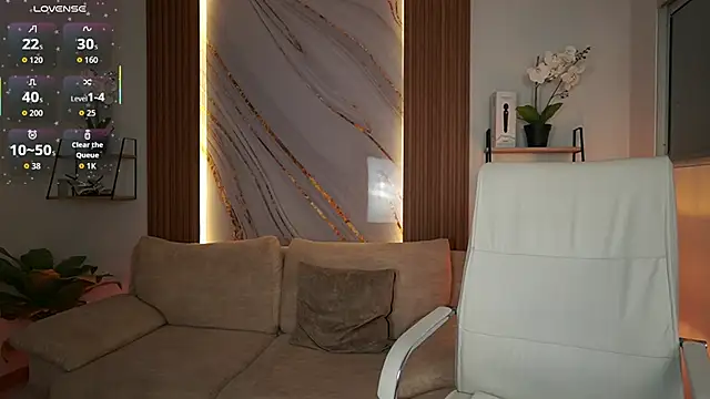 Snapshot of MilaCrave chatting on 11/07/25, 11:43 MilaCrave online show from 11/07/25, 11:43