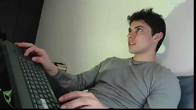 Snapshot of yourfavoriteboy__ chatting on 01/08/26, 04:04 yourfavoriteboy online show from 01/08/26, 04:04