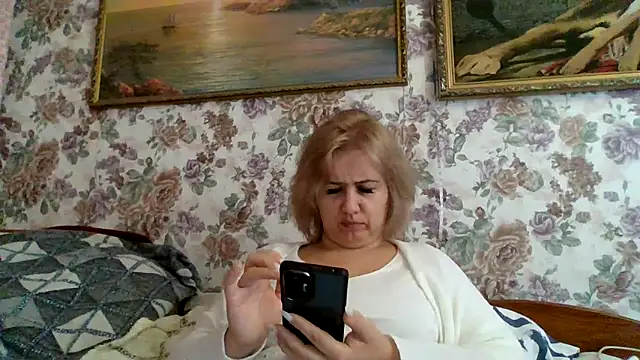 Snapshot of LustyyX chatting on 10/06/25, 01:52 LustyyX online show from 10/06/25, 01:52