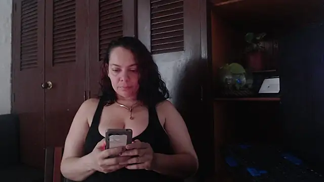 Snapshot of sthepany_gold chatting on 09/15/25, 02:17 sthepany gold online show from 09/15/25, 02:17