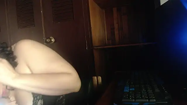 Snapshot of sthepany_gold chatting on 09/18/25, 02:02 sthepany gold online show from 09/18/25, 02:02