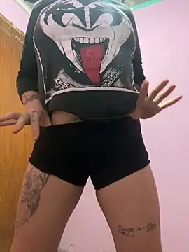 Snapshot of agathahoty chatting on 10/28/25, 10:34 agathahoty online show from 10/28/25, 10:34