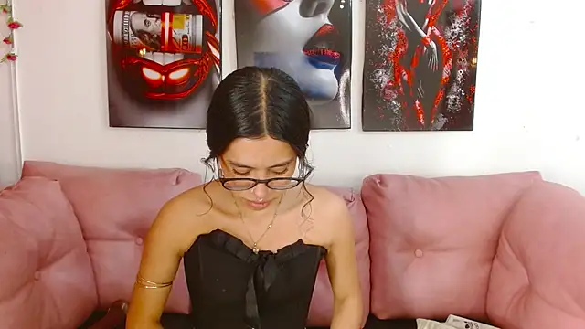 Snapshot of Miahotcs1 chatting on 04/12/26, 04:12 Miahotcs1 online show from 04/12/26, 04:12