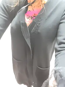 Snapshot of pink-mai chatting on 12/14/25, 04:07 pink-mai online show from 12/14/25, 04:07