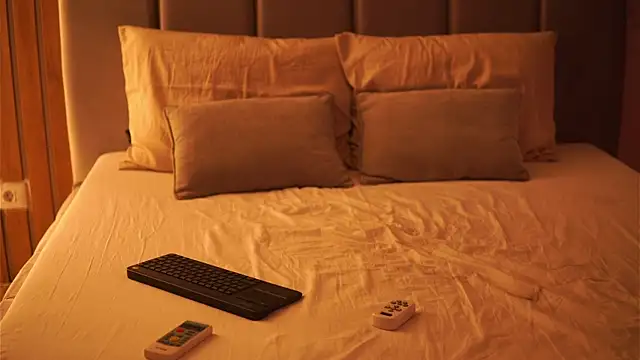 EllyLynn online show from 10/04/25, 08:23