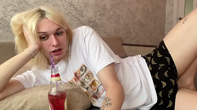 Snapshot of evelina228 chatting on 10/02/25, 06:53 evelina228 online show from 10/02/25, 06:53