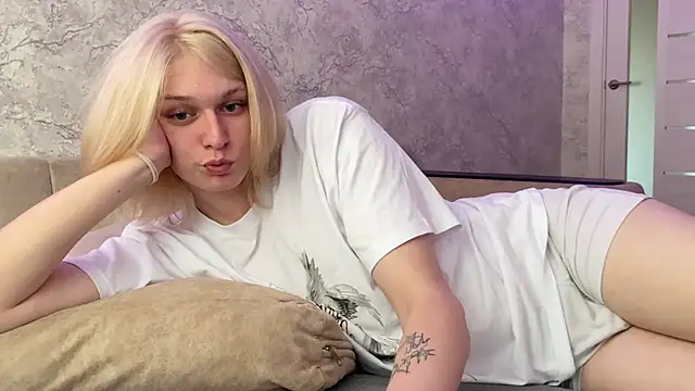 Snapshot of evelina228 chatting on 10/17/25, 07:11 evelina228 online show from 10/17/25, 07:11