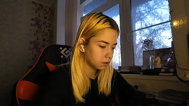 Witching Moon online show from 12/15/25, 05:55