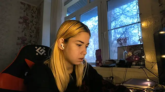 Witching Moon online show from 12/18/25, 07:47