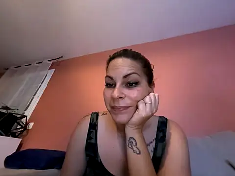Snapshot of minettedusud chatting on 11/11/25, 09:48 minettedusud online show from 11/11/25, 09:48