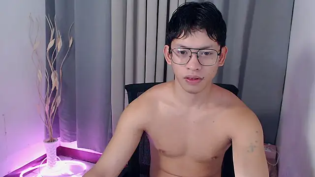 Snapshot of pinkcock_froi2305 chatting on 04/30/26, 12:17 pinkcock froi2305 online show from 04/30/26, 12:17