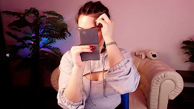 Snapshot of Dark_Moni chatting on 02/18/26, 02:40 Dark Moni online show from 02/18/26, 02:40