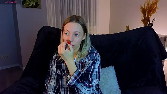 NyxaThorn online show from 11/28/25, 02:42