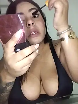 Snapshot of Luciana_r chatting on 10/14/25, 01:06 Luciana r online show from 10/14/25, 01:06