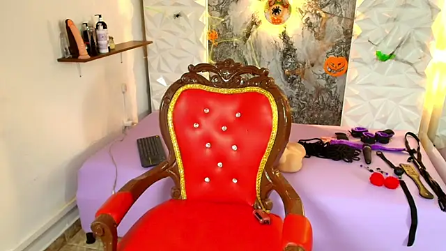 Snapshot of Luciana_r chatting on 10/29/25, 10:00 Luciana r online show from 10/29/25, 10:00