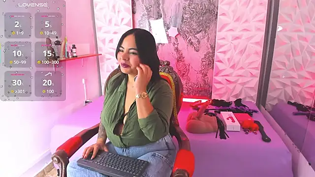 Snapshot of Luciana_r chatting on 11/15/25, 09:54 Luciana r online show from 11/15/25, 09:54