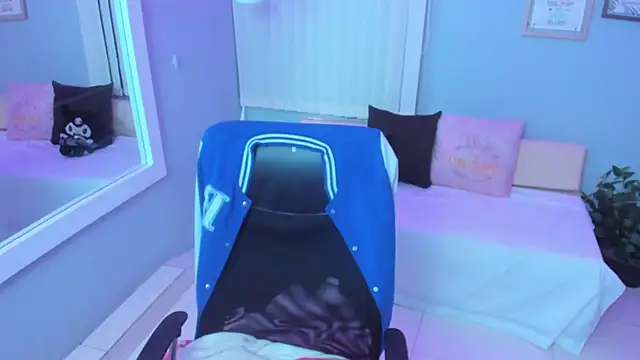 Miku Kita online show from 10/03/25, 01:52