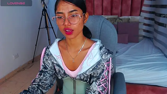 Milaa Star  online show from 10/02/25, 04:41