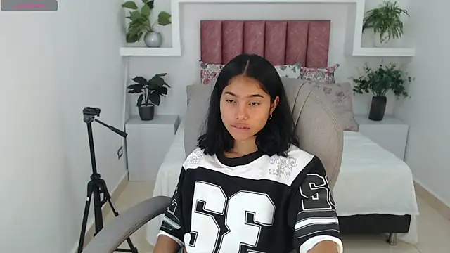 Milaa Star  online show from 12/19/25, 03:13