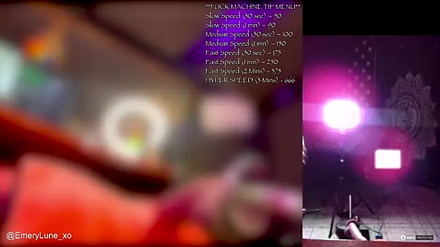 Snapshot of EmeryLune_xo chatting on 11/19/25, 05:18 EmeryLune xo online show from 11/19/25, 05:18