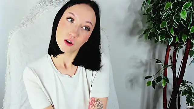 Snapshot of EileenMoores chatting on 09/18/25, 05:42 EileenMoores online show from 09/18/25, 05:42