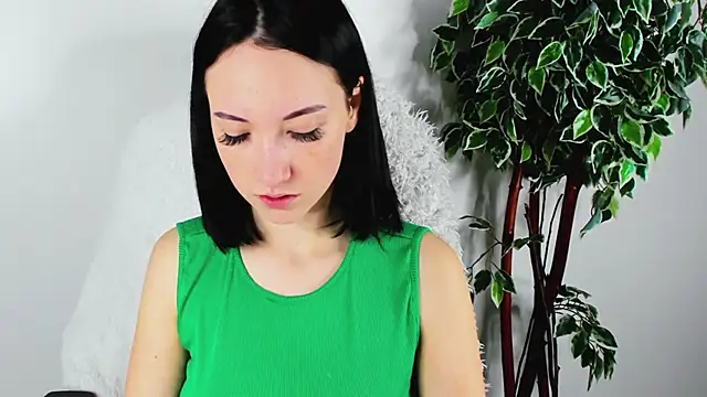 Snapshot of EileenMoores chatting on 10/17/25, 12:08 EileenMoores online show from 10/17/25, 12:08